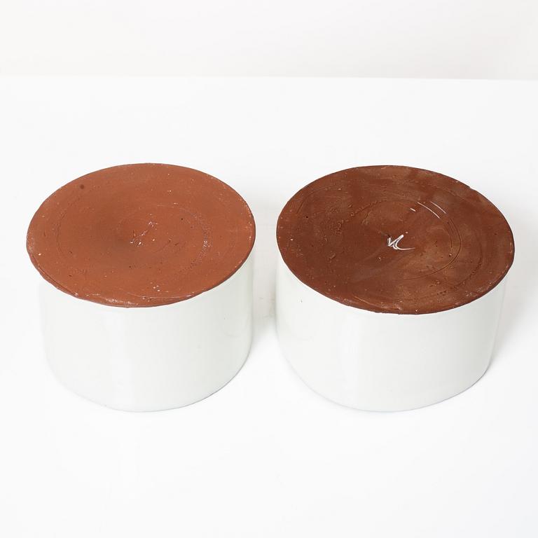 Kennet Williamsson, fyra keramiska objekt, varav tre signerade.