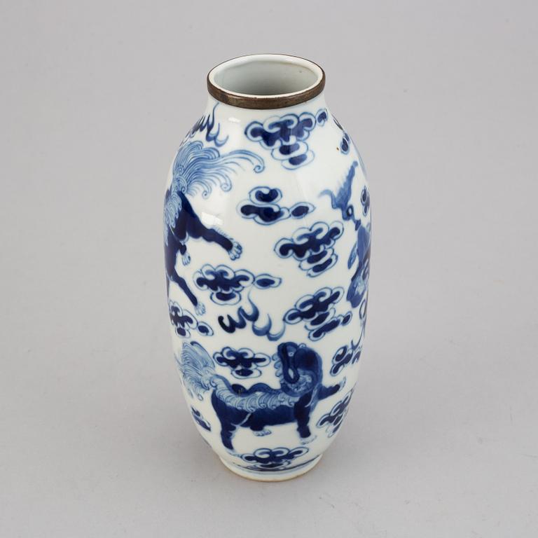 A blue and white porcelain vase, late Qing dynasty, 19th century.