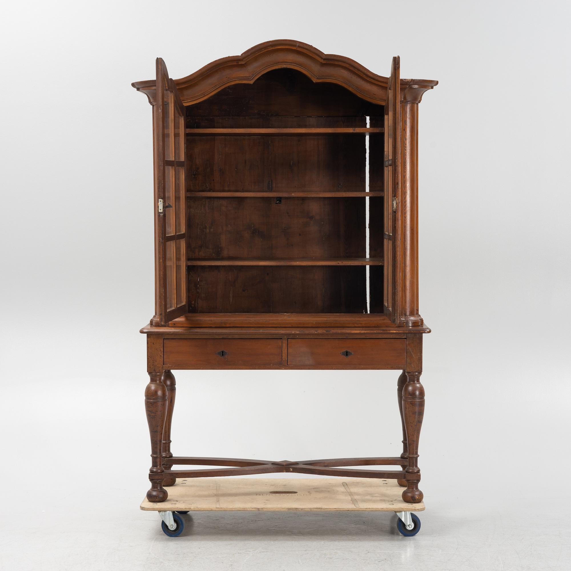 Vitrinskåp överdel, rokoko, 1700-tal, på senare benställning.