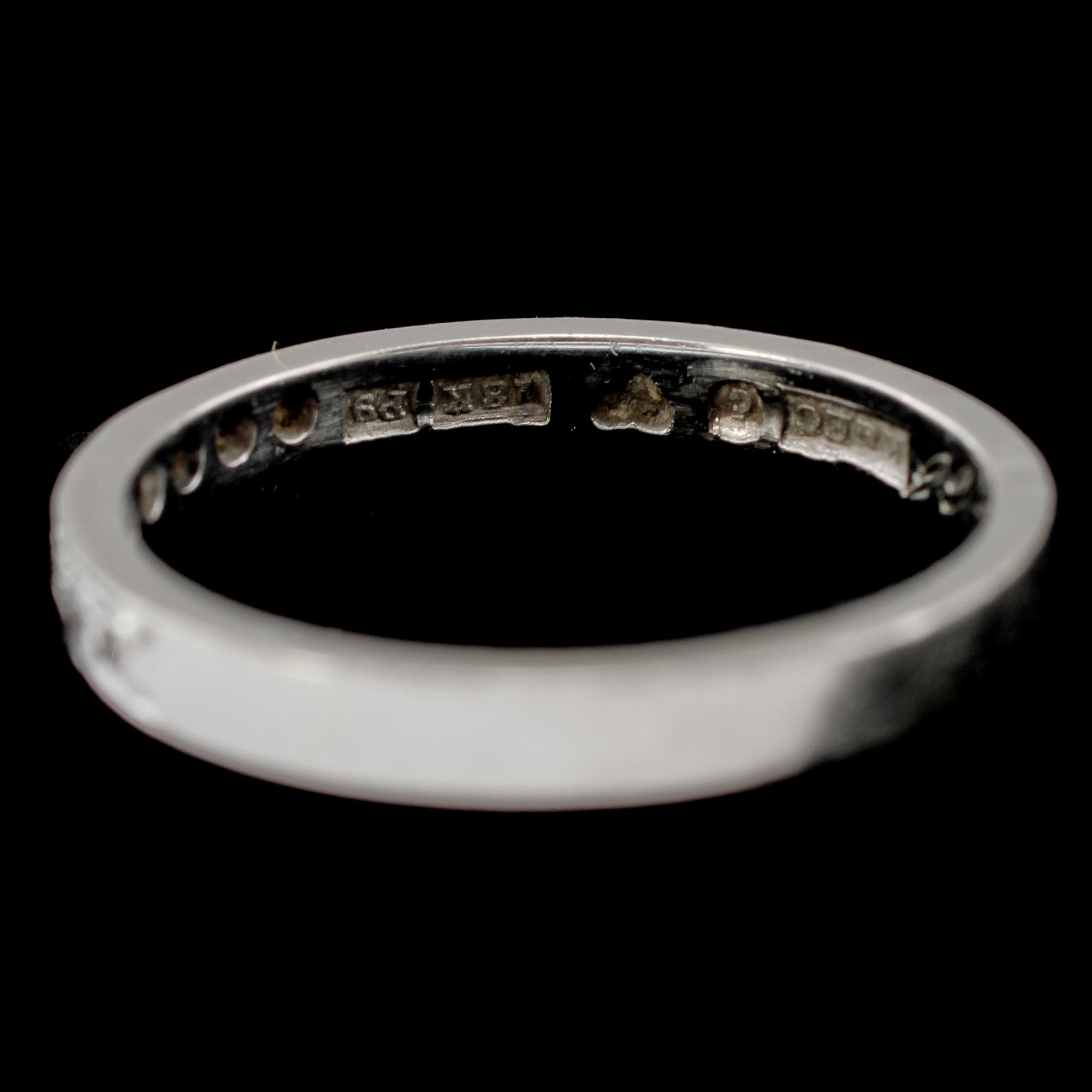 RING, 18k vitguld med 8 åttkantslipade diamanter, Ceson, Göteborg, 1965. Vikt 3 g.