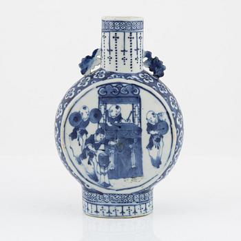 A blue and white pilgrimvase, Qing dynasty, 19th Century.