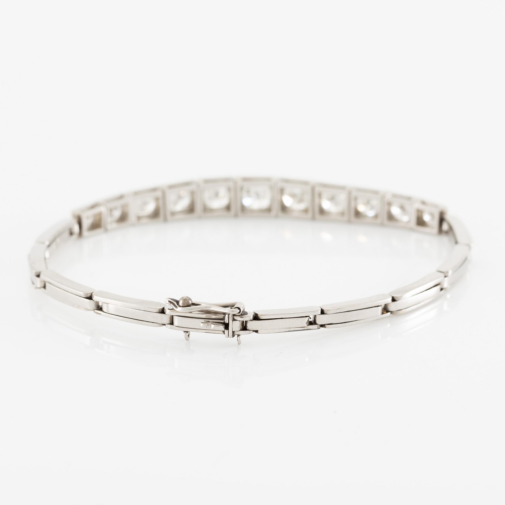 Bracelet, platinum with eleven brilliant-cut diamonds.