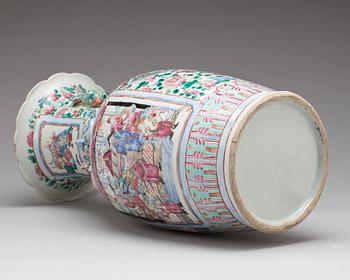 A famille rose vase, Qing dynasty, late 19th century.