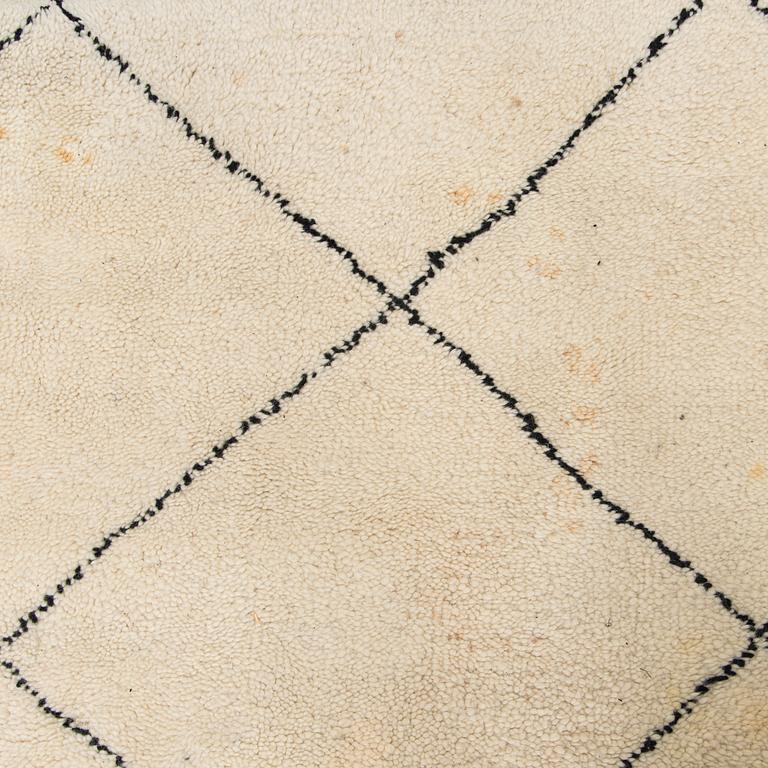 An oriental carpet. Ca 300 x 220 cm.