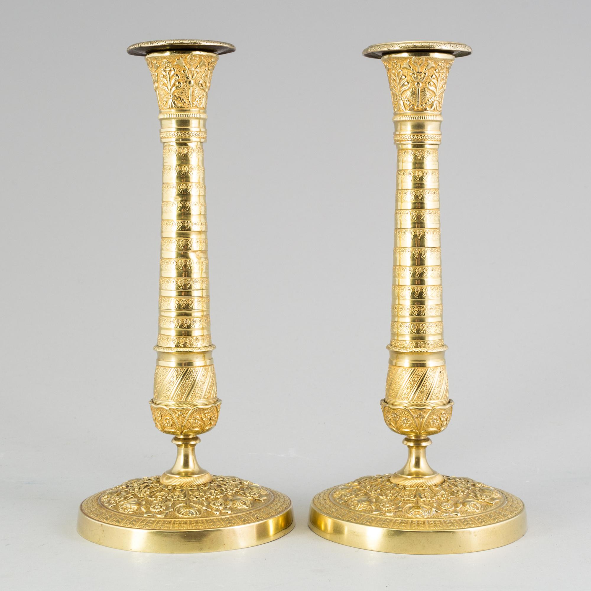 LJUSSTAKAR, ett par, förgylld brons, empire, 1800-talets första hälft.
