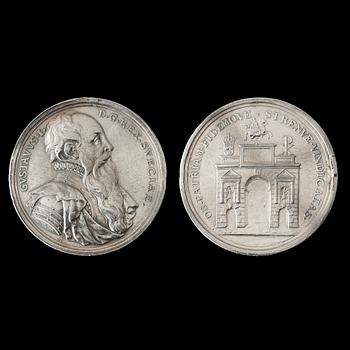 MEDALJER, 2 st, över Gustav Vasa och Erik XIV av A. Karlsteen, Silver 5,2 cm 61,3 g resp. 47,2 g.