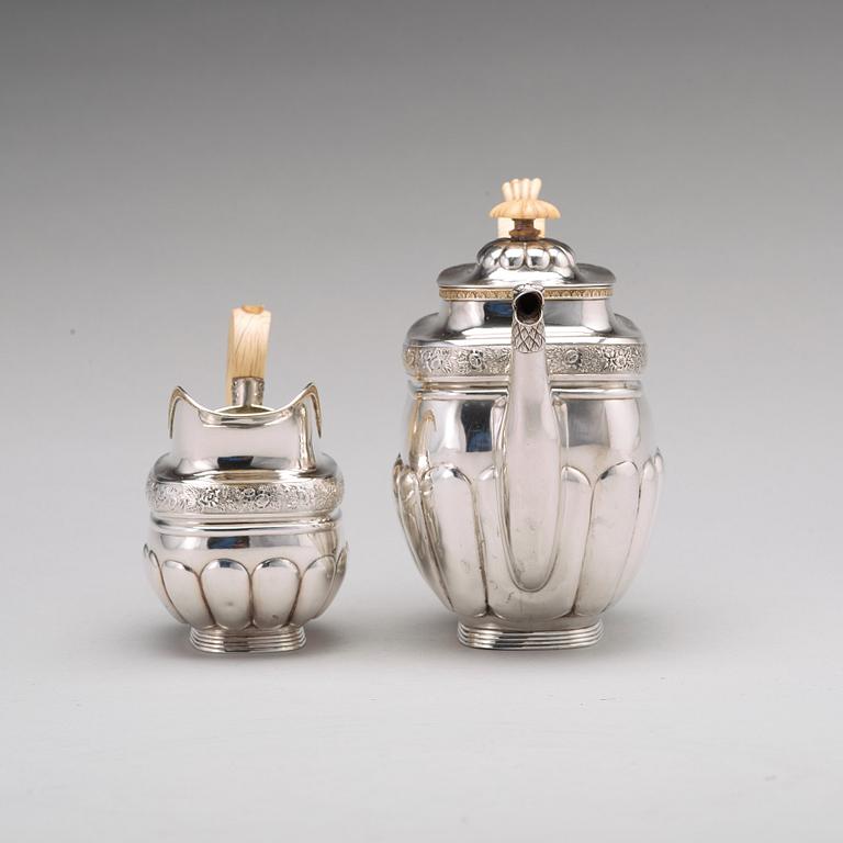 Gustav Lindgren, kaffekanna och gräddkanna, silver, S:t Petersburg 1827.