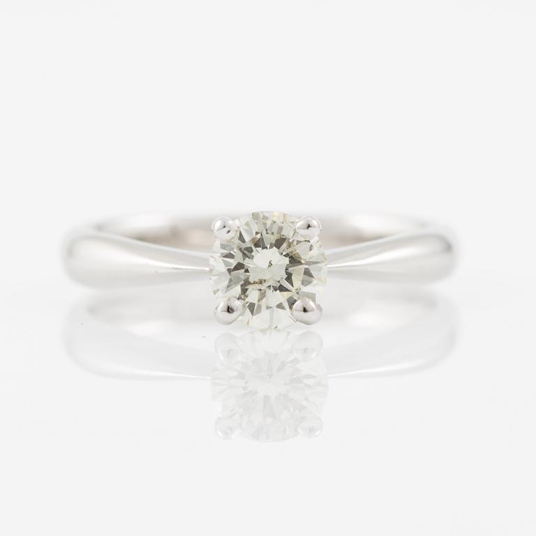 Solitaire ring in 18K white gold with brilliant-cut 
diamond.