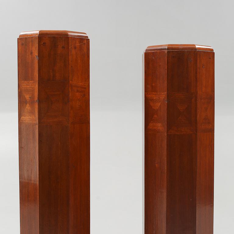 PIEDESTALER, ett par, senjugend, 1900-talets första hälft.