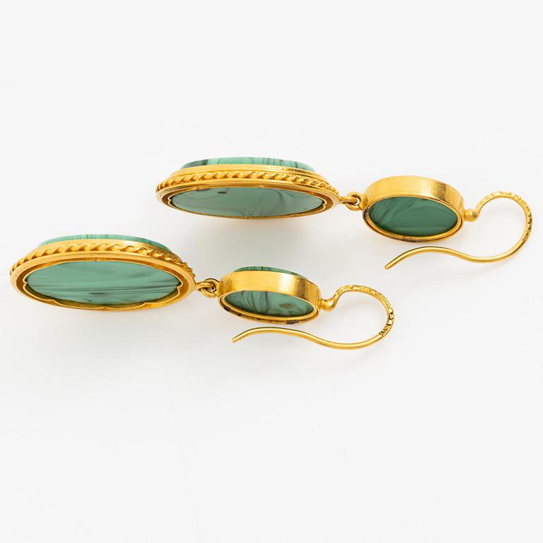 En brosch och ett par örhängen 18K guld med mikromosaiker. Alfred Ambrosius, Stockholm 1871 och 1872.