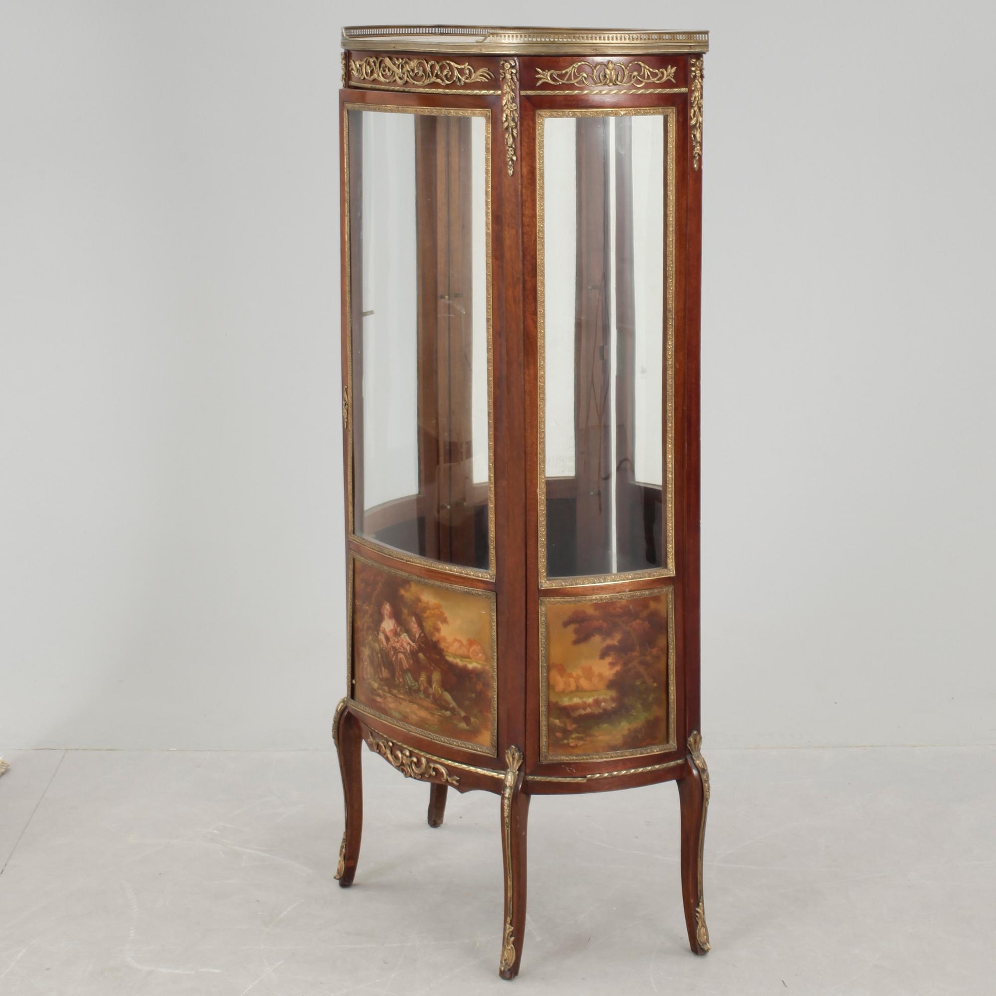 VITRINSKÅP, Louis XVI-stil, 1900-talets andra hälft.