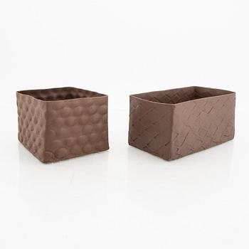 Signe Persson-Melin, a set of two bowls signed and dated -02 stoneware.