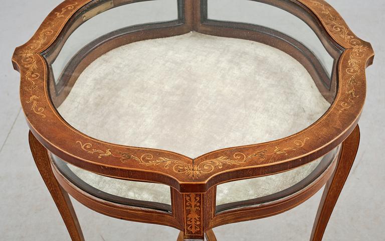 MONTERBORD, Louis XV-stil, 1900-talets första hälft.