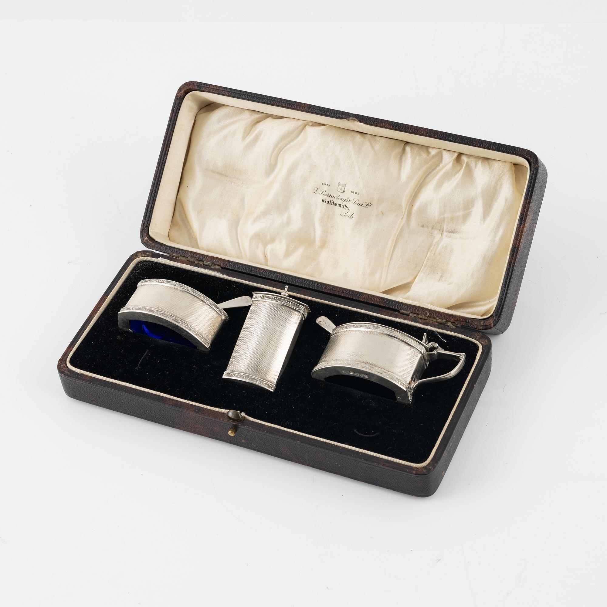 A three piece silver table set, England 1904.