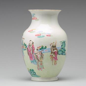 A famille rose vase, Qing dynasty, 19th century.