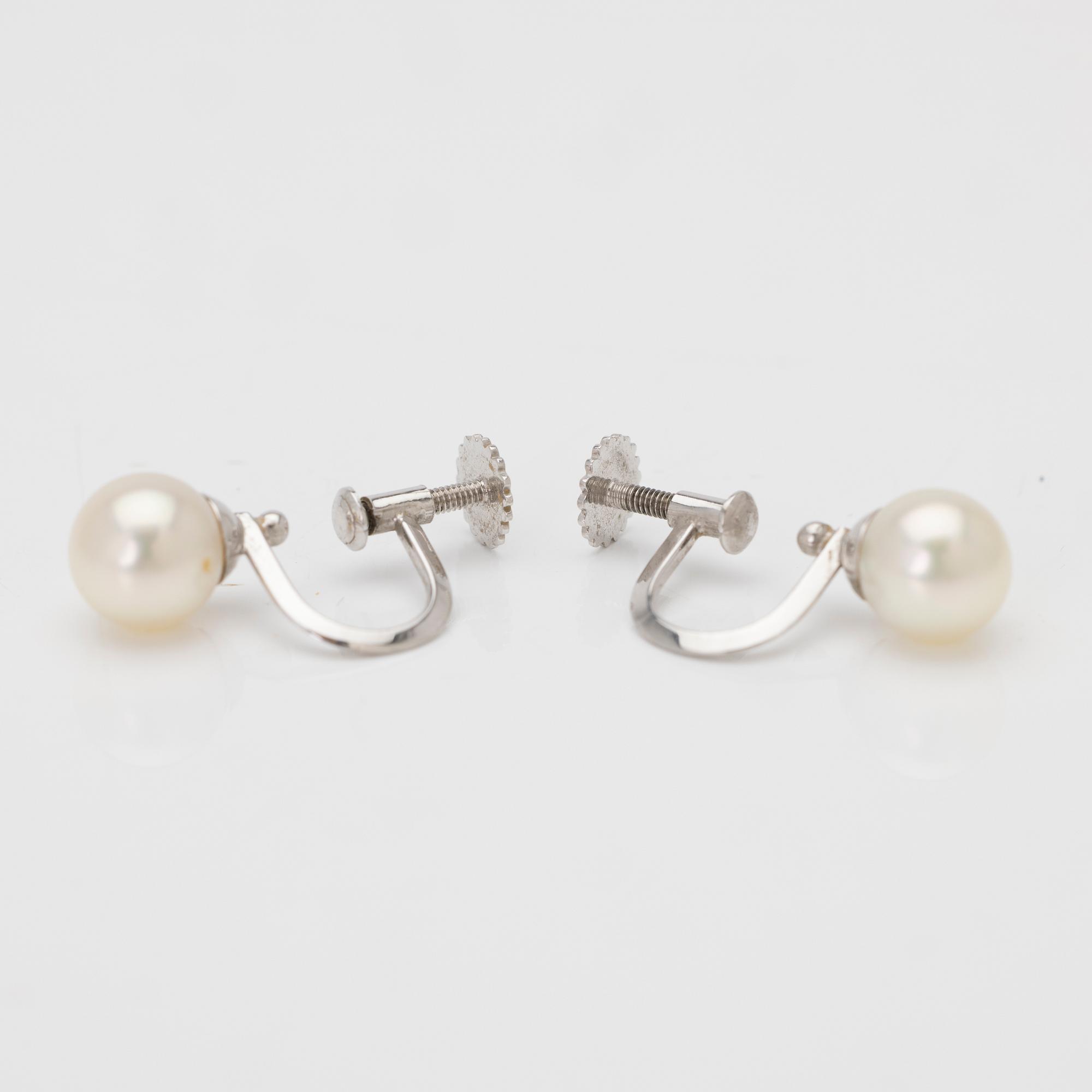 18K white gold earrings with cultured pearls.