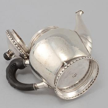 TEKANNA, silver, CG Hallberg, Stockholm, 1920, vikt 575 g.