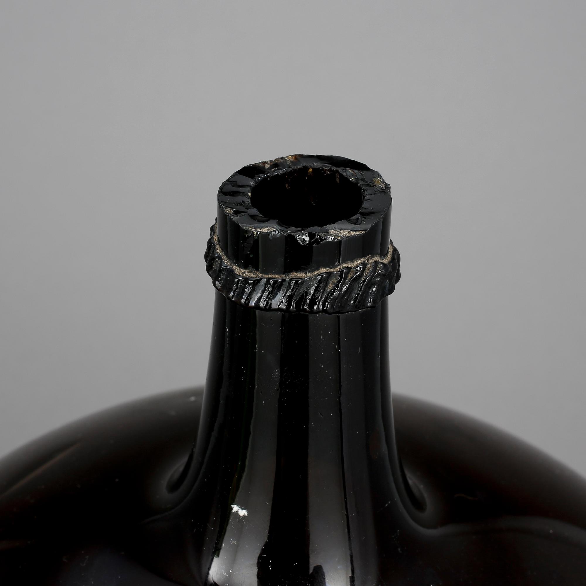 FLASKOR, 2 st, glas, omkring sekelskiftet 1900.