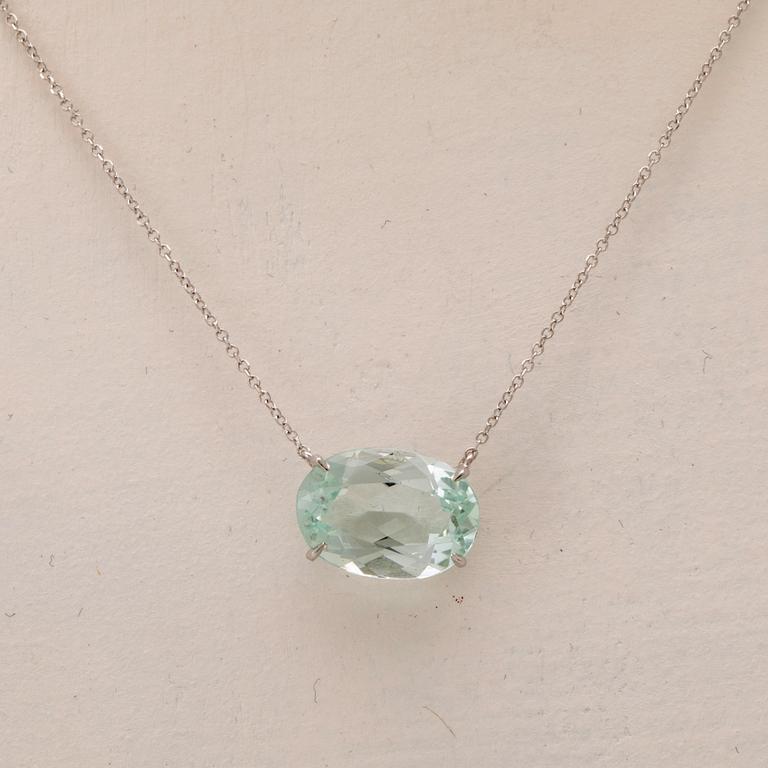 An 18K white gold necklace with an oval faceted aquamarine.