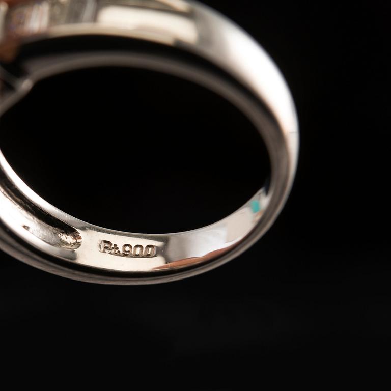 SORMUS, prisess- ja baquettehiontaisia timantteja 1.00 ct, platinaa. Koko 16,5, paino 7,5 g.