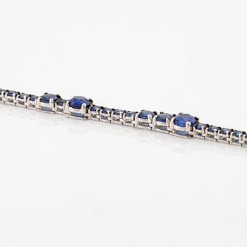 Collier 18K vitguld med fasettslipade safirer.