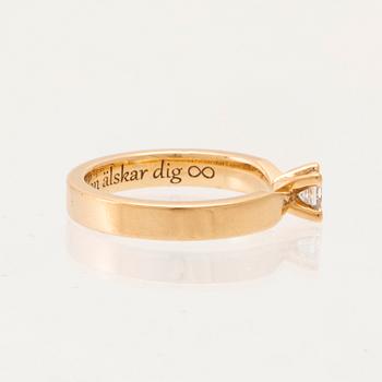 Ring "Maui" solitär 18K guld med prinsesslipad diamant Schalins.