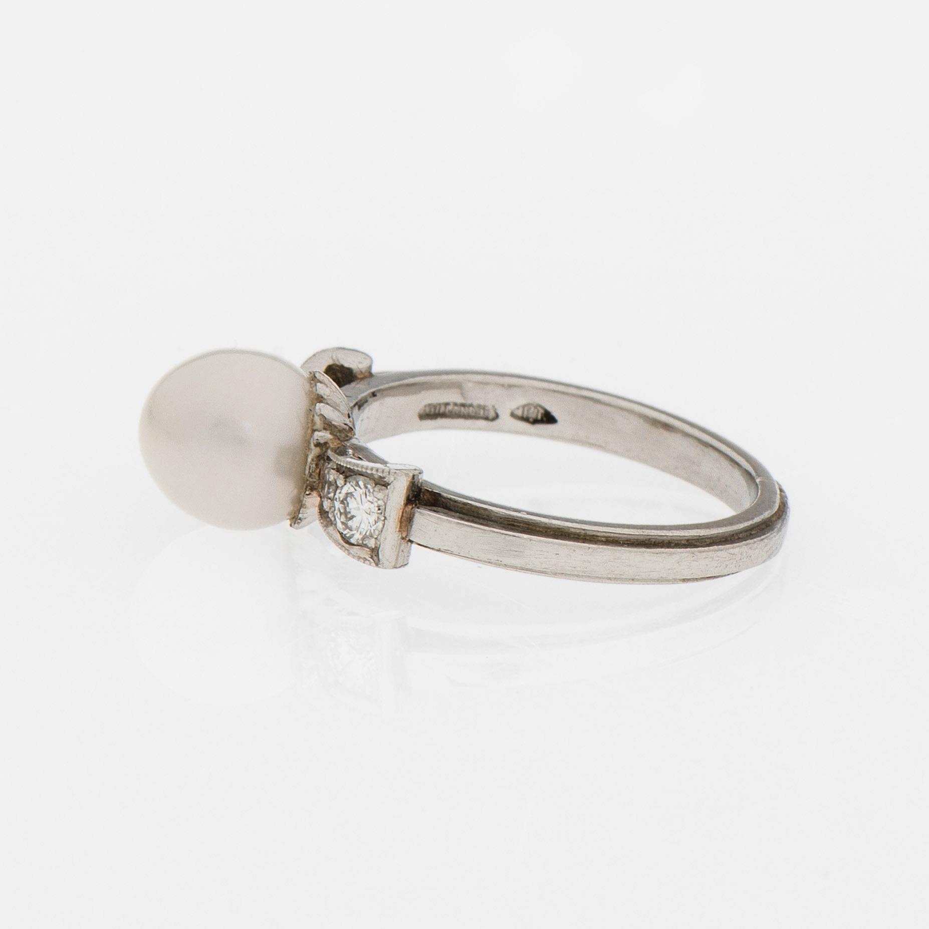 RING, odlad pärla, briljantslipade diamanter, platina. A. Tillander.