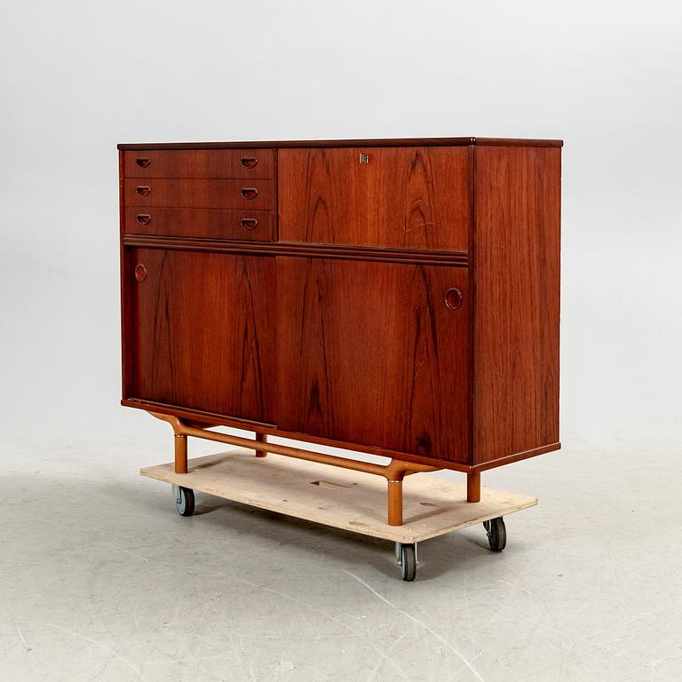 A mid 1900s sideboard.