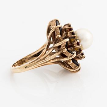 Ring in 14K gold with a cultured pearl and garnets.