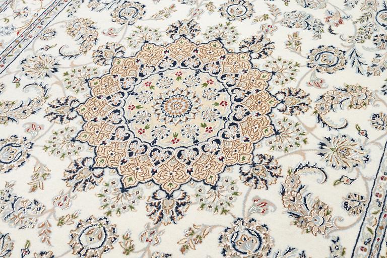 A Nain carpet, approx. 305 x 193 cm.