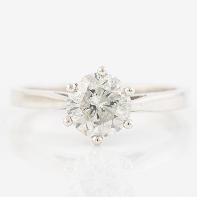 Ring in 18K white gold set with a round brilliant-cut diamond.