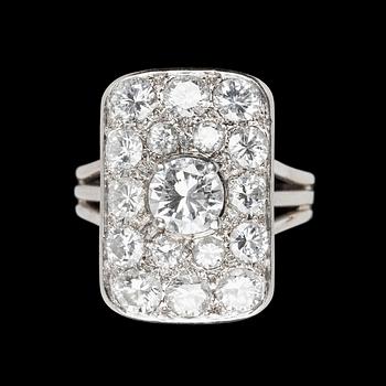 1017. RING, briljantslipad diamant, ca 0,70 ct samt mindre briljantslipade diamanter ca 1,95 ct.