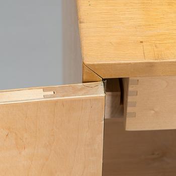 Aino Aalto, kaappi, malli 808 ja vitriini, malli 214 O.Y. Huonekalu- ja Rakennustyötehdas A.B. 1950-luvun alku.