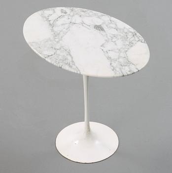 An Eero Saarinen 'Tulip' marble top side table, Knoll International.