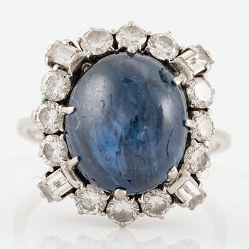 Ring, 18K white gold set with a cabochon-cut sapphire and baguette- and brilliant-cut diamonds.