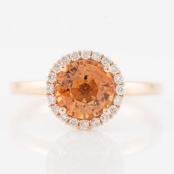 Ring 14K gold with yellow sapphire and brilliant-cut diamonds.