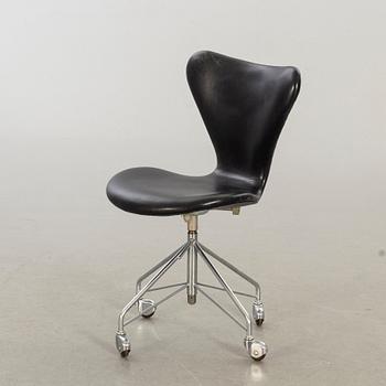 ARNE JACOBSEN, a series 7 'Sjuan' swivel chair, Fritz Hansen, Denmark.