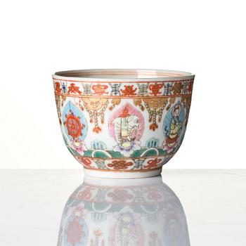 A 'barragon tumed' famille rose cup, Qing dynasty, 19th century.