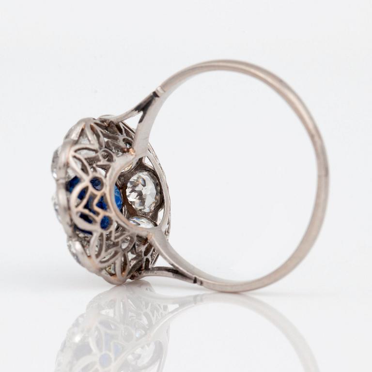 RING med gammalslipade diamanter totalt ca 2.00ct samt safir.