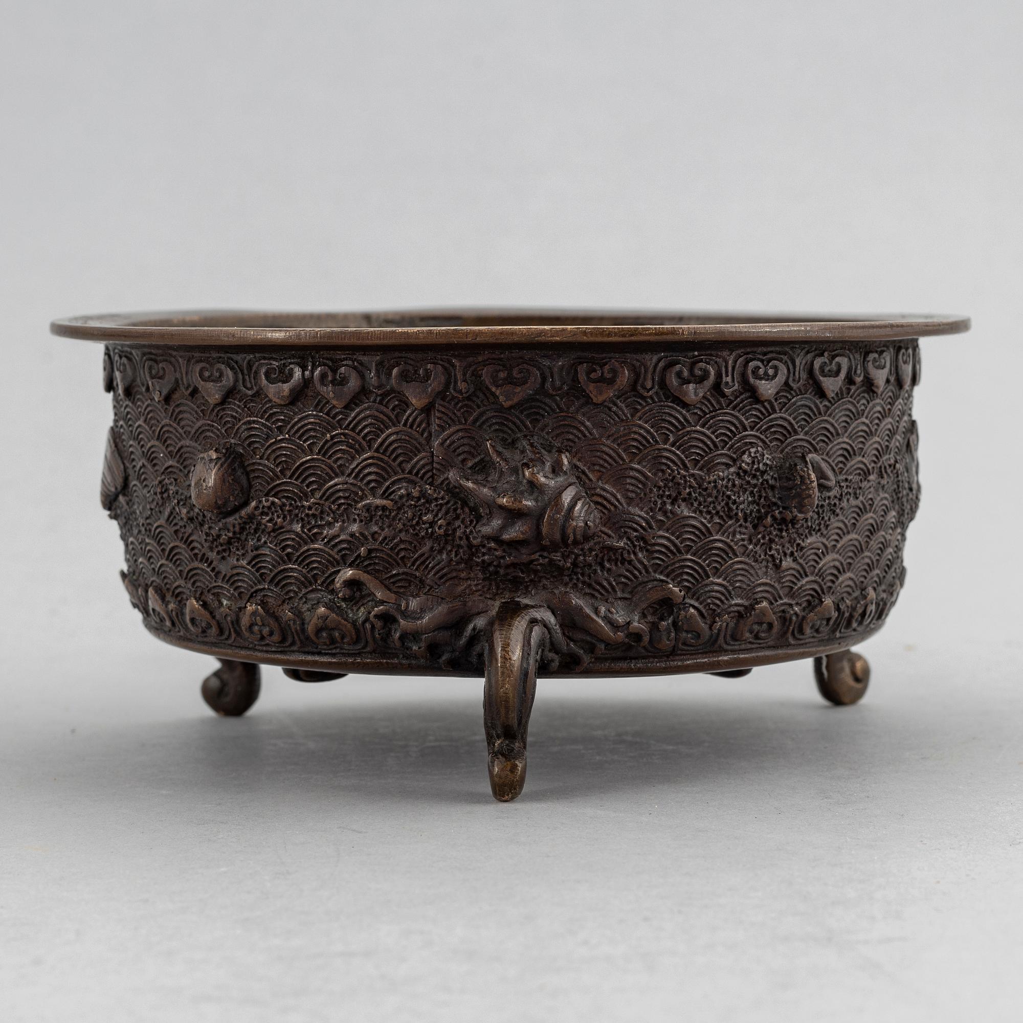 A Japanese bronze censer, Meiji period (1868-1912).