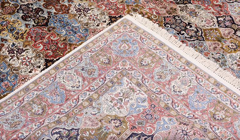 Matta, silke, Kashmir, ca 357 x 274 cm.