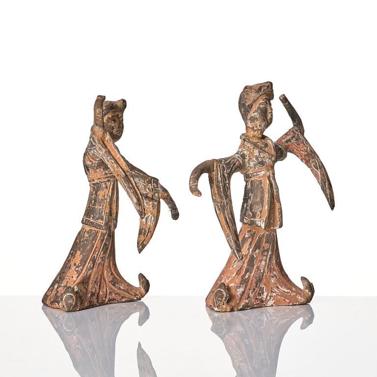 Figuriner, två stycken, lergods. Västra Han dynastin (206 f.Kr.-220 e.Kr).