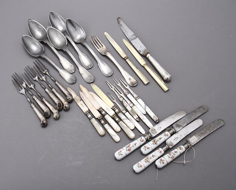 PARTI BESTICK, 29 delar, silver, tenn och nysilver m m. Bl a gaffel, silver, Jakob Danielsson Lampa, 1757-1784, Sthlm, ca 70 gr.