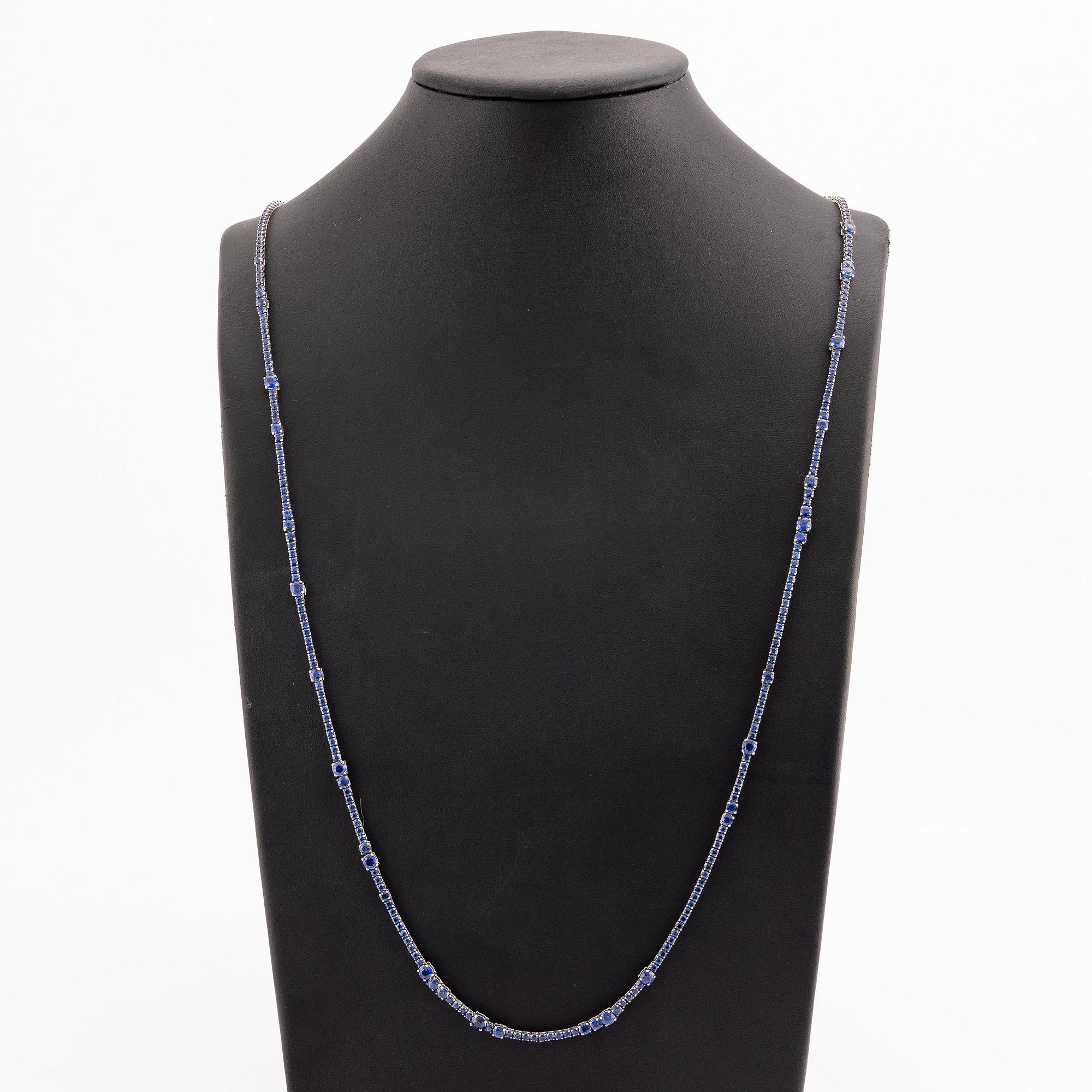 Collier 18K vitguld med fasettslipade safirer.