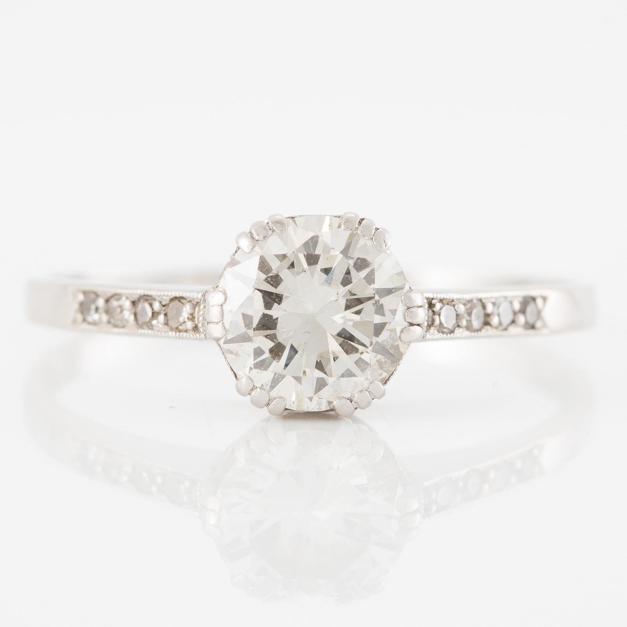 Ring in platinum with brilliant-cut diamond.