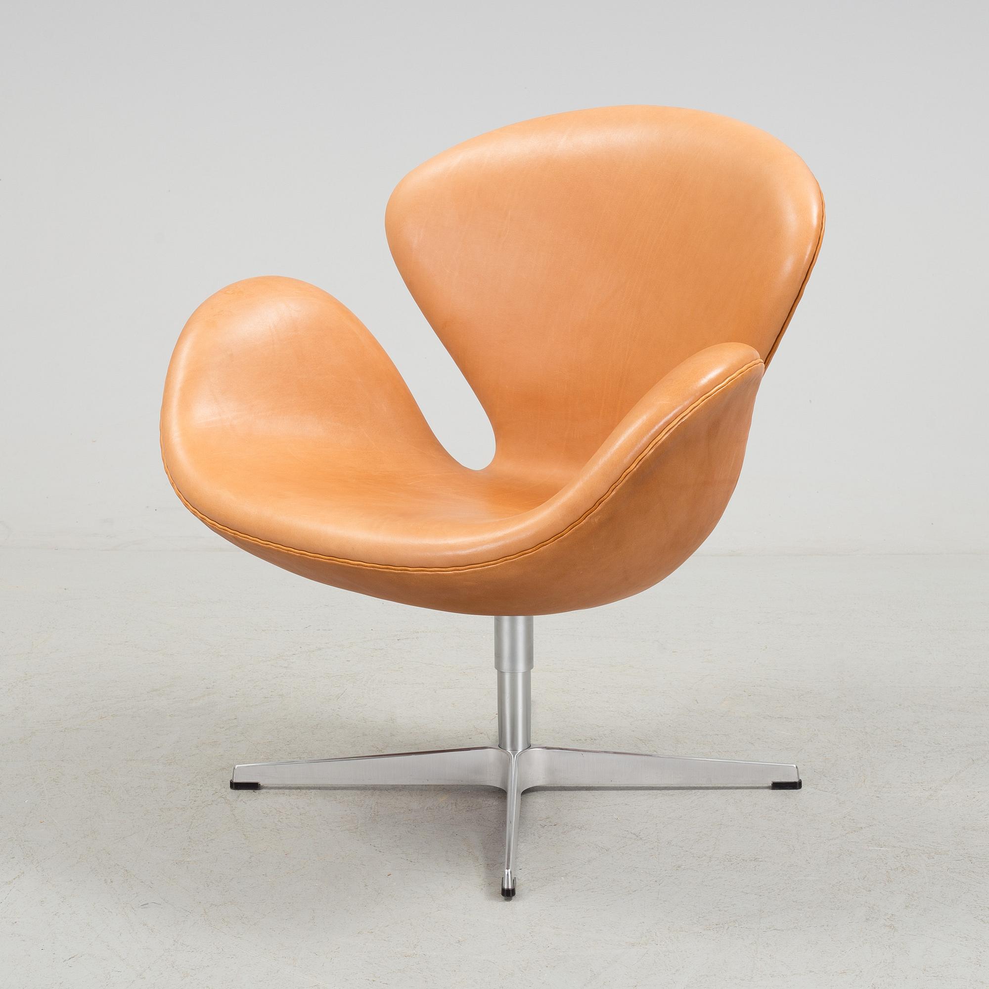 A "Swan" chair by Arne Jacobsen for Fritz Hansen, 2007.