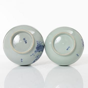 Two porcelain bottles, Japan/Korea, 20th century.