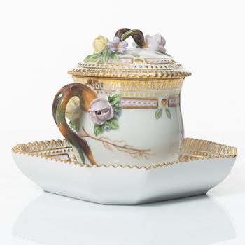 Royal Copenhagen, Crèmekopp med lock och fat, "Flora Danica", Royal Copenhagen, Danmark.