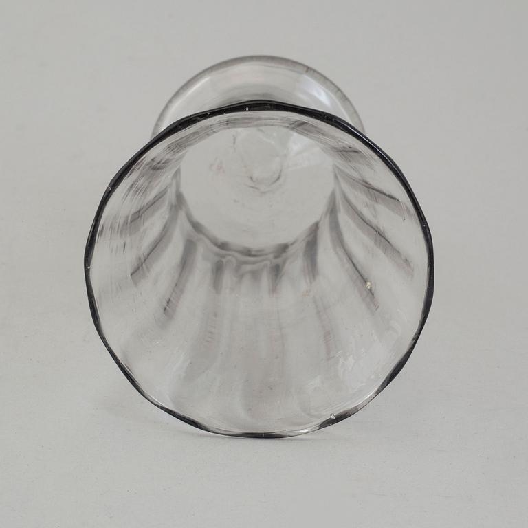 BÄGARE och FLASKA, glas, möjligen 1700-tal.
