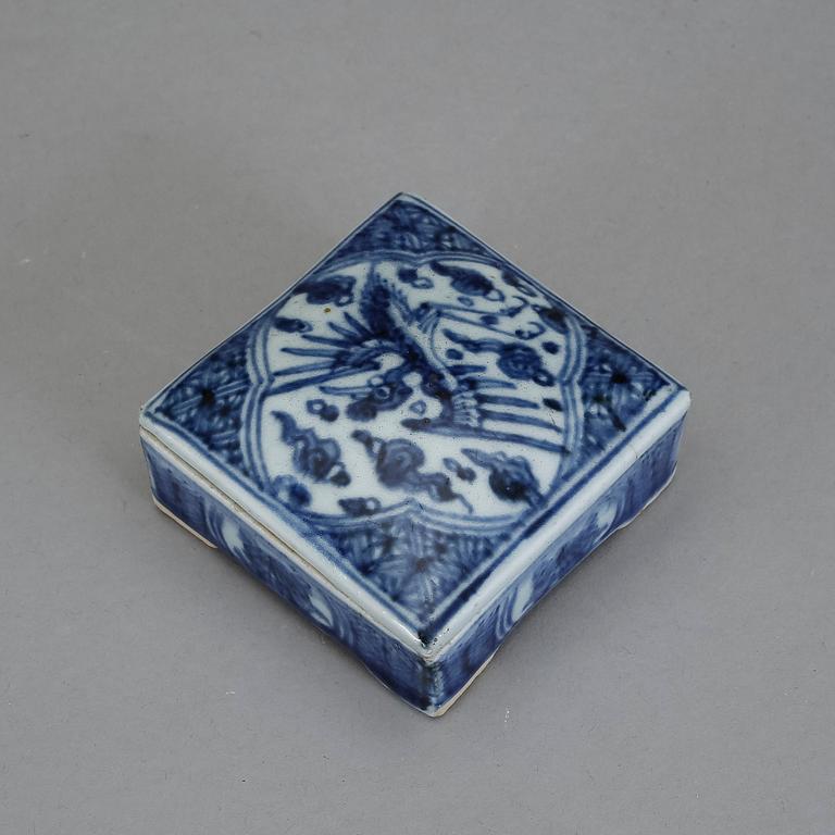 DOSA MED LOCK, porslin. Qianlong, Kina (1736-1795).